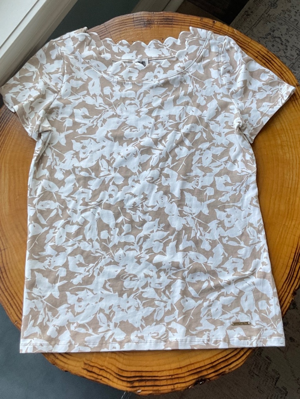 Anne Klein short-sleeve top tan/white abstract floral shadow pattern NWT